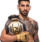 Ilia Topuria con el cinturón de la UFC