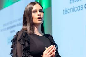 Ana Ivars impartiendo formación sobre marketing digital, estrategia y propósito.