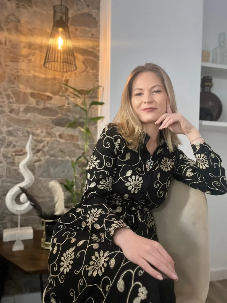 Retrato de Sandra Mur mentora espiritual guiando procesos de sanación emocional