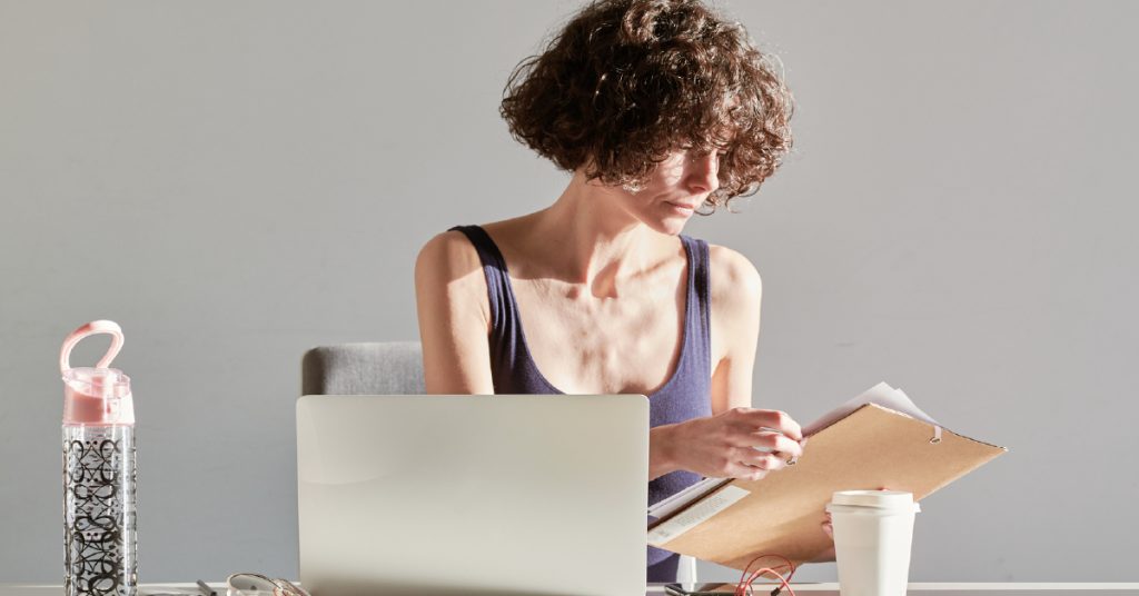 Persona estudiando un curso espiritual desde un portátil