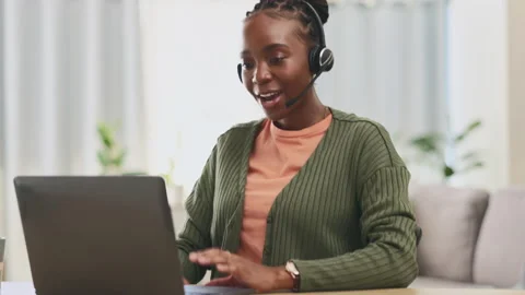 Alumno estudiando un curso de comunicación online en su portátil