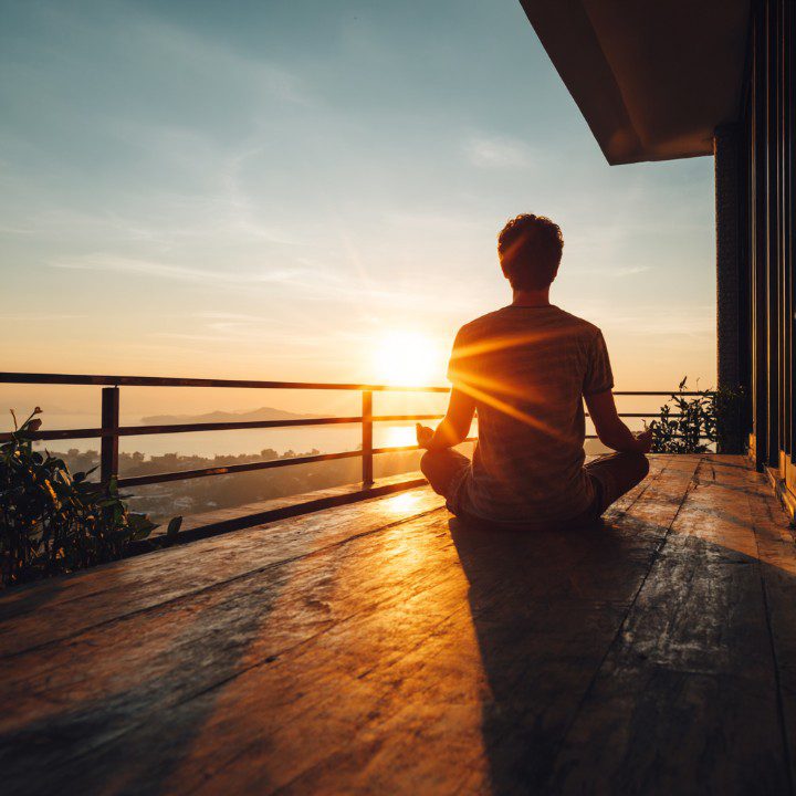 Persona reflexionando tras practicar sonoterapia online en casa