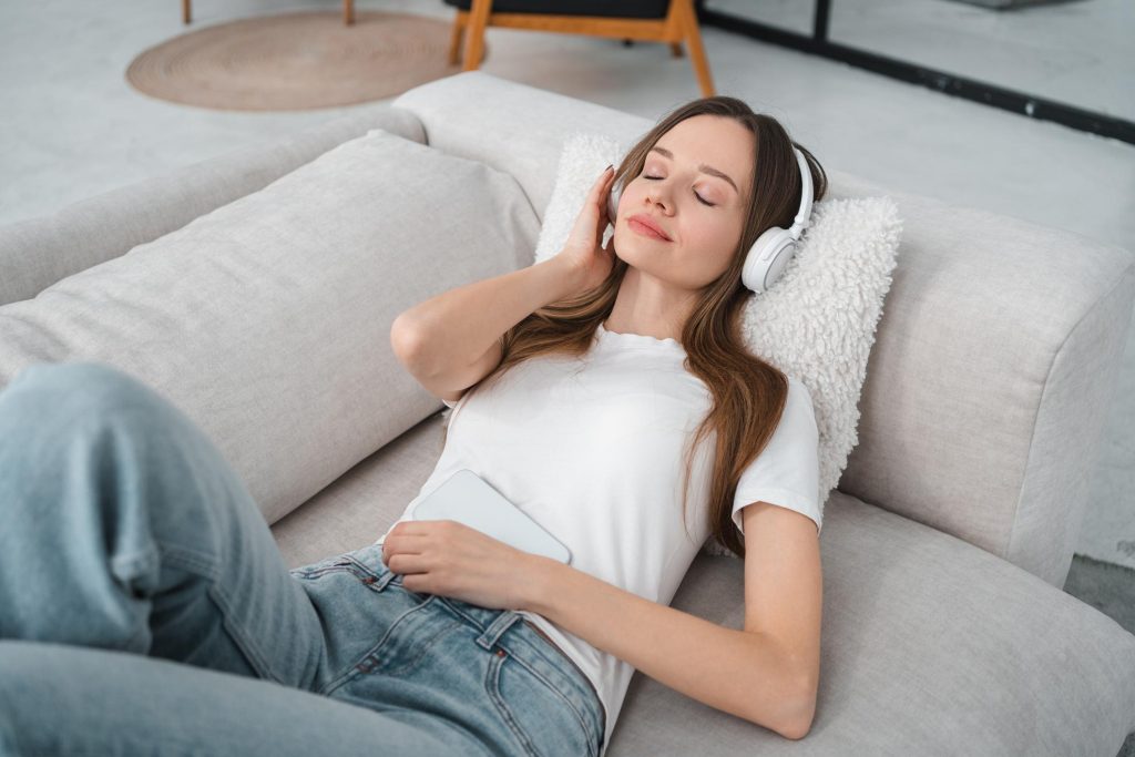 Sonoterapia online con auriculares en casa para reducir estrés y ansiedad